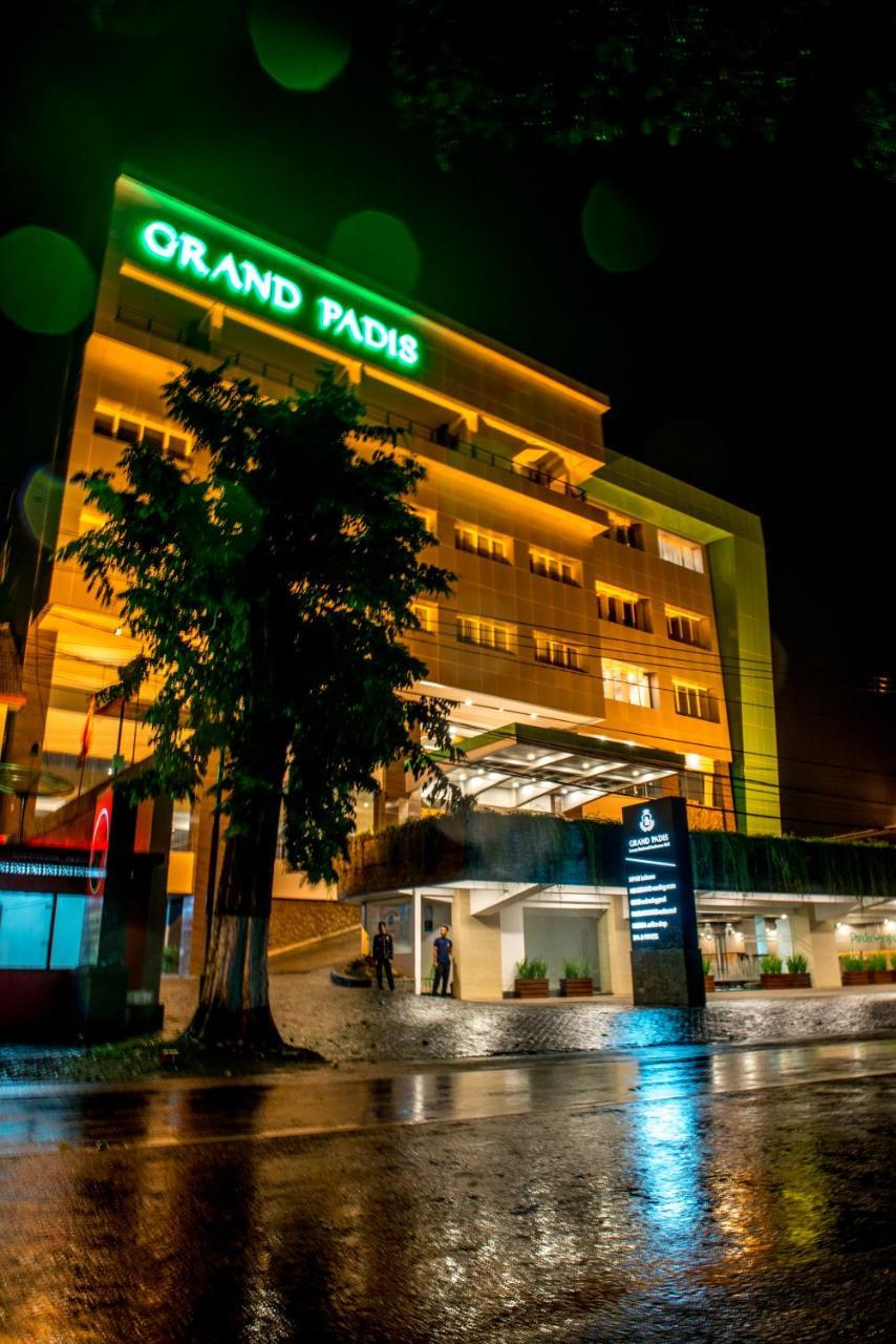 Grand Padis Hotel Бондовосо Экстерьер фото